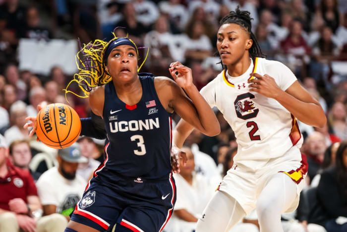 Ashlyn Watkins defending UConn forward Aaliyah Edwards (11th Feb., 2024)
